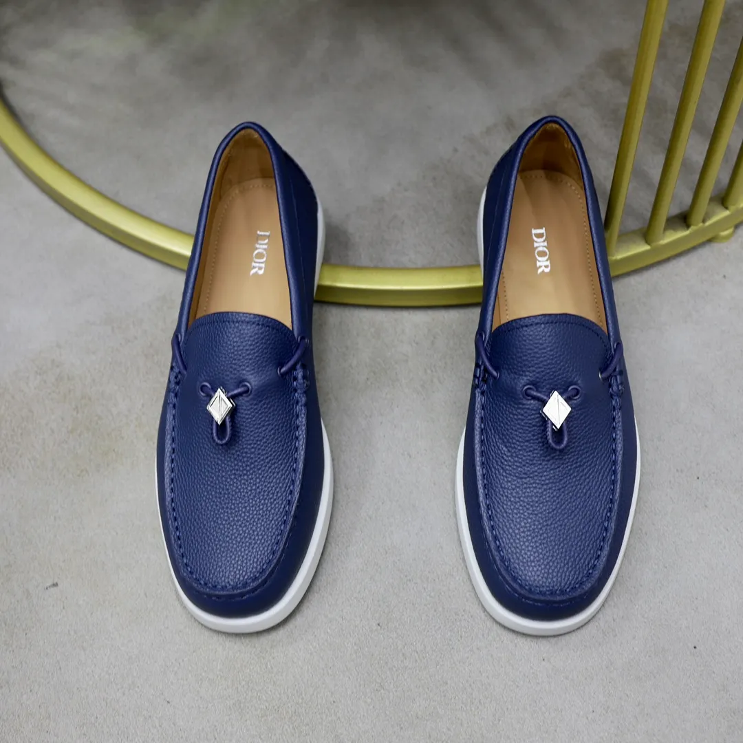 Ex-factory price: 540🙅‍♂️🙅‍♂️🙅‍♂️ Brand: Dior DIOR Standard code: Men's code 38/44 (45 can be customized) Grade: Same as the official website Material: Original cowhide stitching, cowhide lining, original TPU wear-resistant soft outsole Style categories: Leisure and sports version, footwear for driving, young fashion, European and American trends, British style Color: actual picture color